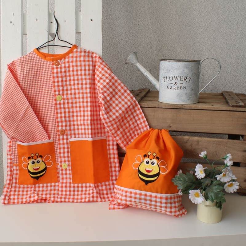 babi naranja con bolsa de tela