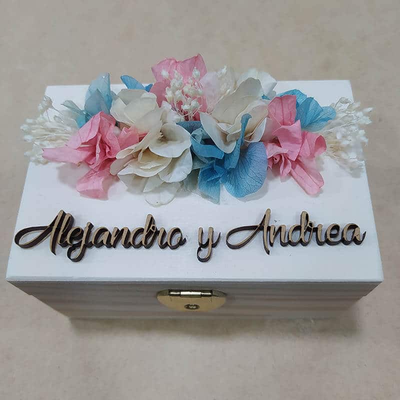 caja arras con nombre en madera y flores