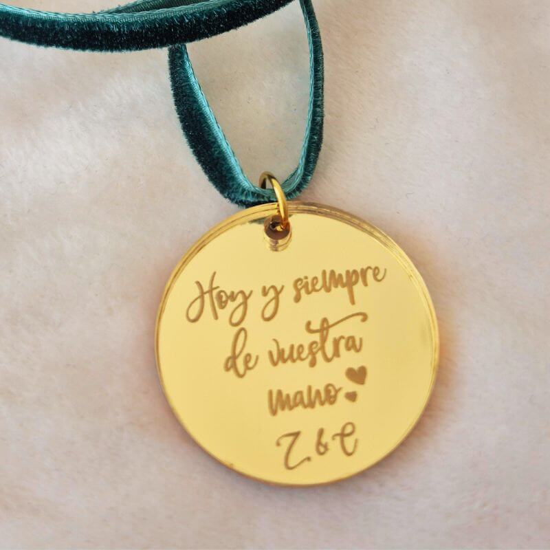 Medalla Espejo Personalizada para Ramo de Novia - Imagen 4