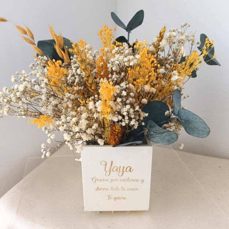 Cajita de madera con flores preservadas personalizada - Imagen 6