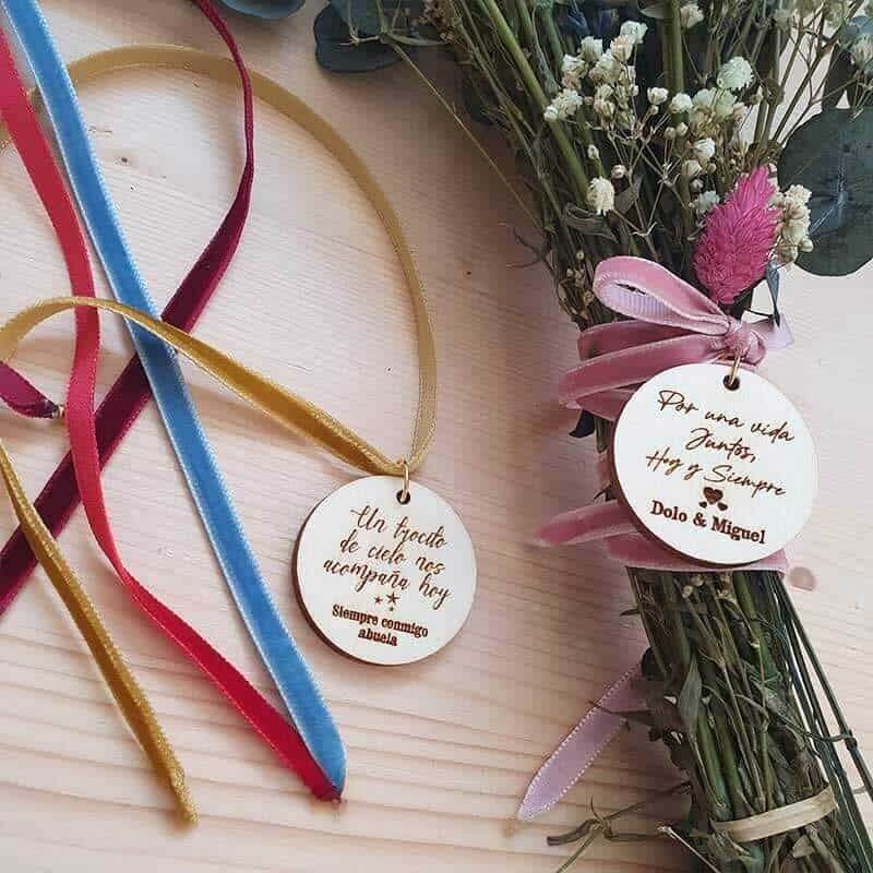 Medalla Personalizada para Ramo de Novia - Grabada en Madera - Imagen 3