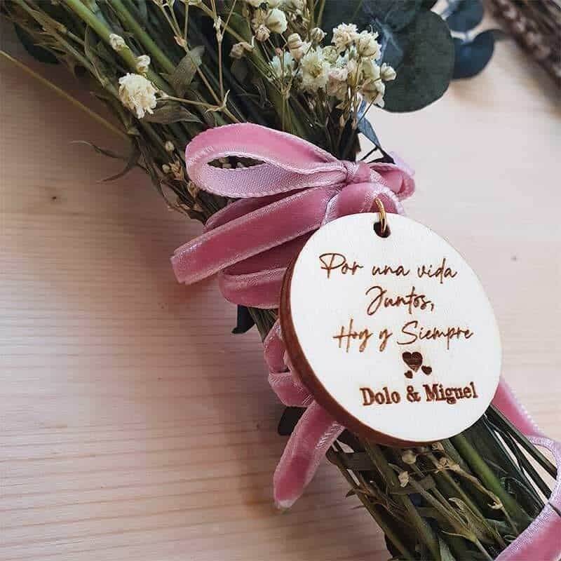 Medalla Personalizada para Ramo de Novia - Grabada en Madera - Imagen 12