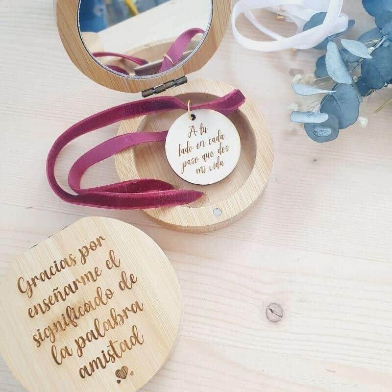 Medalla Personalizada para Ramo de Novia - Grabada en Madera - Imagen 14