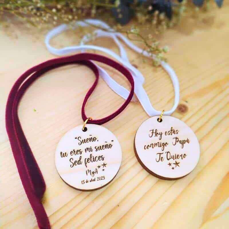 Medalla Personalizada para Ramo de Novia - Grabada en Madera - Imagen 4