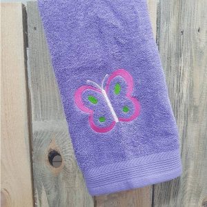 Toalla bordada Morada Guardería - Colección Mariposa