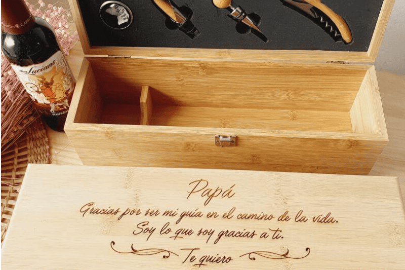 Caja de vino personalizada con accesorios - Qué regalar a papá en navidad 