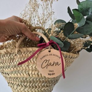 Cesta de mimbre para damas de boda con etiqueta circular - Pétalos o arras