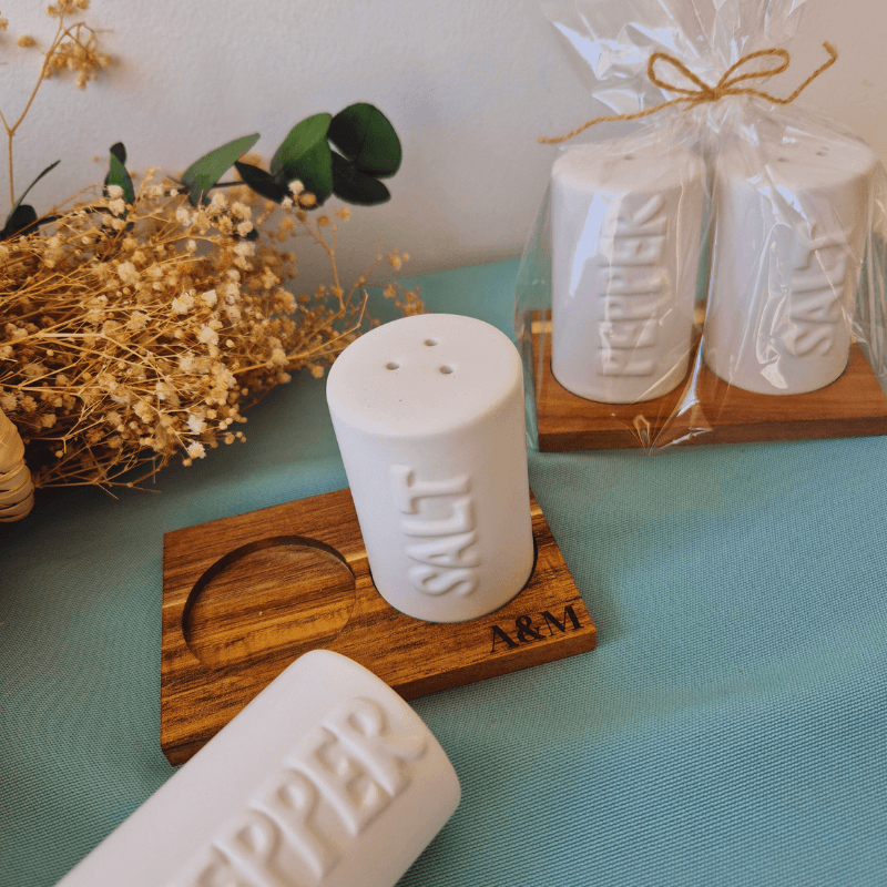 Set de Salero y Pimentero Grabadas con Iniciales de los Novios