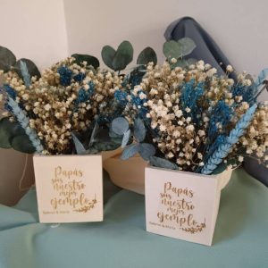 caja de flores preservadas para regalar a padres