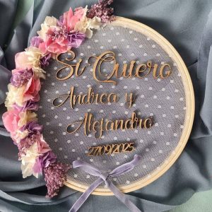 Bastidor porta alianzas con Flores y Madera | Modelo Sí quiero