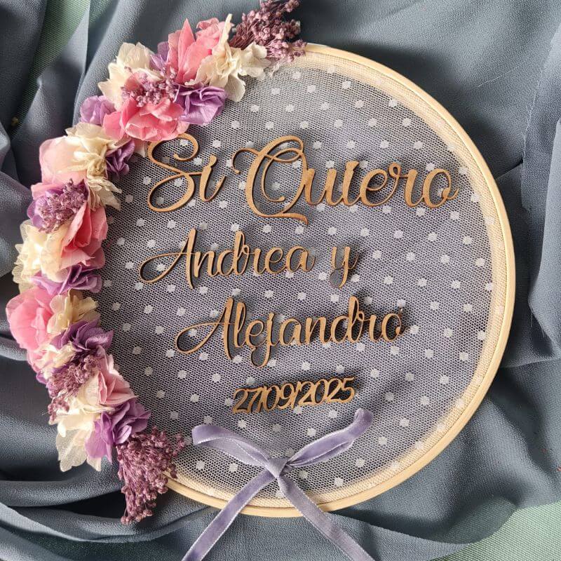 Bastidor porta alianzas con Flores y Madera | Modelo Sí quiero