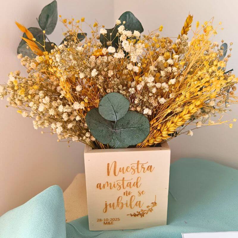 Cajita de madera con flores preservadas personalizada - Imagen 17