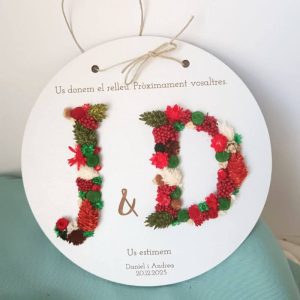Placa dos iniciales con flores preservadas
