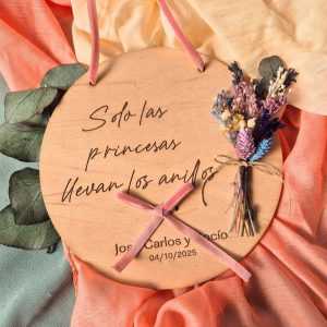 Portaalianzas de madera grabado con ramillete de flores