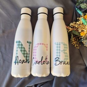 bastidor portaalianzas con placa de metacrilato personalizado y flores preservadas (8)