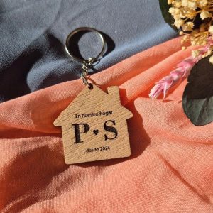 Llavero de Madera Casa con Iniciales