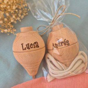 peonza de madera con nombre grabado