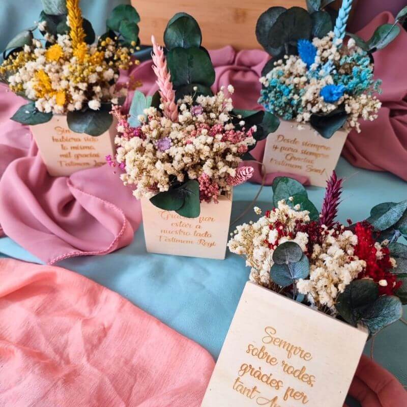 Cajita de madera con flores preservadas personalizada - Imagen 2