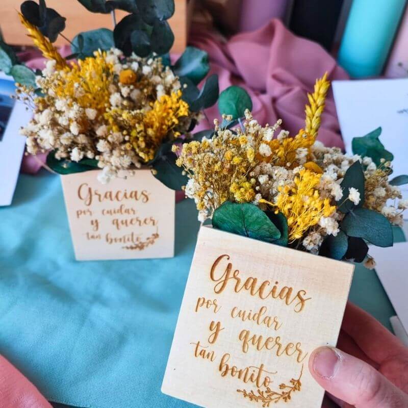 Cajita de madera con flores preservadas personalizada - Imagen 4